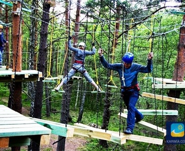 Park linowy, czyli atrakcja dla os&oacute;b w każdym wieku.