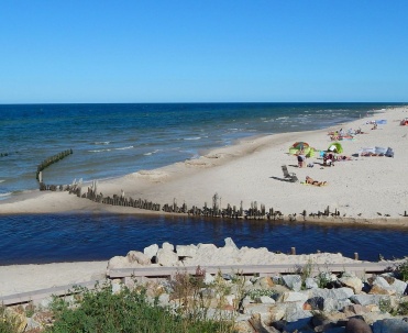 Falochron przy ujściu Karwianki. Spokojne i bez tłum&oacute;w miejsce do plażowania.